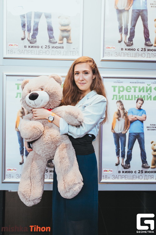 Мишка Тихон на премьере фильма Третий лишний 2